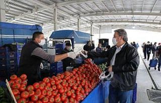 Melikgazi’de esnafa özel siperli maske dağıtıldı