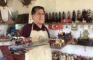 Memleket sevgisini ahşaba işliyor