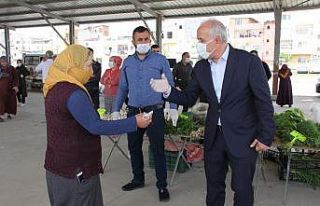Mersin’de belediye başkanı pazarda maskesiz gezenlere...