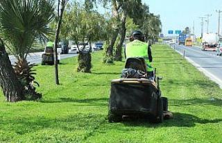 Mersin’de park ve bahçeler ekipleri çalışmalarını...