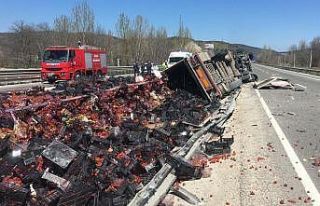 Meyve yüklü tır devrildi; 1 yaralı