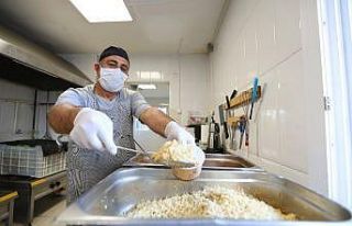 Mezitli Belediyesi evden çıkamayana yemek dağıtıyor