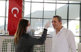 Mezitli Belediyesine girişlerde ateş ölçerli tedbir