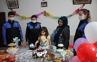 Midyat polisinden 2 çocuğa doğum günü sürprizi