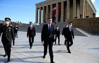 Milli Eğitim Bakanı Selçuk Anıtkabir’i ziyaret...