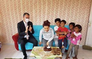 Milli eğitim müdüründen öğrencilere doğum günü...