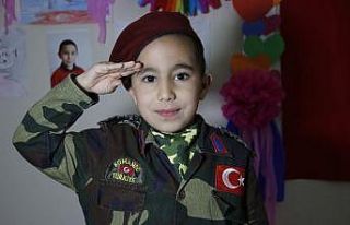 Minik Ahmet’in ’Bayrak’ sevgisi