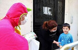 Minik Ali’nin süt ve bisküvi mutluluğu