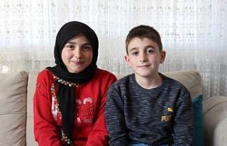 Minik iki kardeşten büyük hareket: Jandarma aracını...