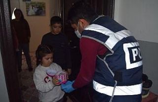 Minik kardeşler, kumbaradaki harçlıklarını Milli...