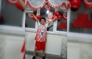 Minik taraflarlar 23 Nisan’ı evlerinde kutladılar