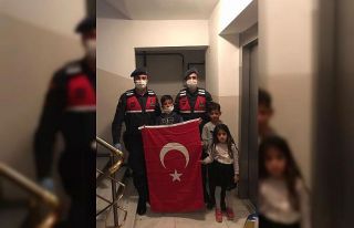 Minikler Türk bayrağı istedi, jandarma teslim etti