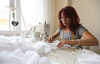 Modacılığı bıraktı maske dikiyor