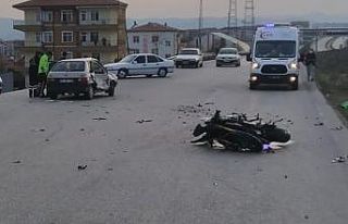 Motosiklet ile otomobil çarpıştı: 3 yaralı