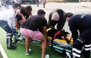 Motosiklet sürücüsü 80 metreden denize uçtu