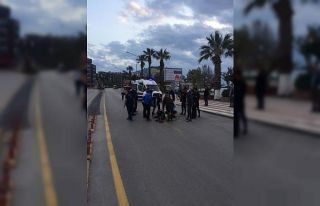 Motosiklet yayaya çarptı; 2 yaralı