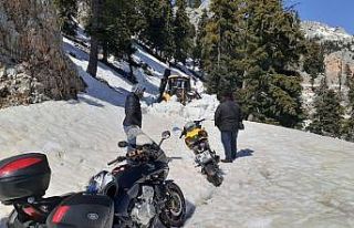 Motosikletleriyle karda mahsur kalan vatandaşlar...