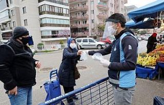 Mudanya Belediyesi pazarda maske dağıttı