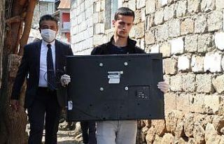 Müdür, 2 kardeşe eğitimden uzak kalmasın diye...