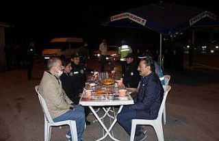 Müdür Elbir, kontrol noktasında ekiplerle ilk sahuru...