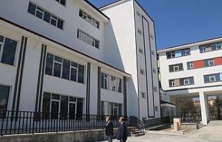 Müdür Hasan Başyiğit, ilkokul inşaatında incelemelerde...