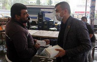 Muhtar 10 bin maske dağıttı