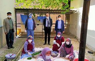 Muhtar sağlık çalışanları için gözleme yaptırdı