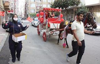 Muhtardan çocuklara faytonlu, palyaçolu kutlama
