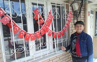 Muhtarlık binasını bayrakla süsledi