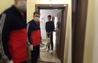 Murat Eskici evlerinde kalan sporculara malzeme dağıttı