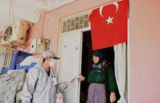 Muratpaşa’da maske dağıtımı devam ediyor