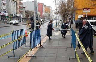 Muş polisinden sosyal mesafeye bariyerli önlem