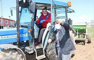 Musa dedenin tarlasını gençler ekti