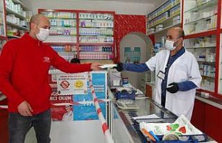 Muş’ta eczaneler ücretsiz maske dağıtımına...