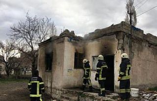Müstakil ikamette çıkan yangın, itfaiye ekiplerini...