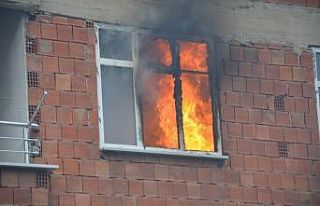 Mutfak tüpü patladı, aileyi komşuları kurtardı