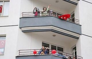 Müzik öğretmeninden 23 Nisan’da gitarlı balkon...