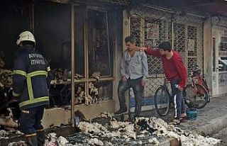 Nazilli’de yorgan dikim evi yangında kül oldu