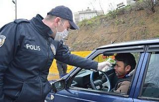 Niksar’da sürücü ve yolculara ateş ölçümü.