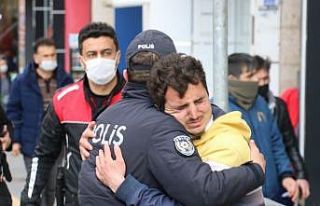 O gözyaşlarına boğuldu, meraklı vatandaşlar...