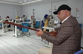 O sazıyla çalıp söylüyor, gönüllüler de maske...
