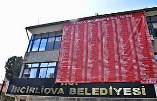 Ödediği borçların pankartını belediyeye astırdı