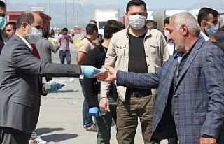 Öğrencilerin ürettiği maskeler şoförlere dağıtıldı