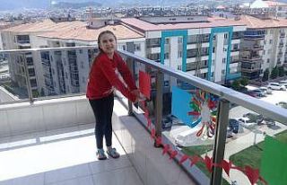Öğrencileriyle birlikte 23 Nisan’ı uzaktan kutladı
