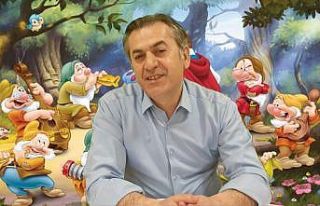 Öğretmenler çocukların masal anlatıyorlar