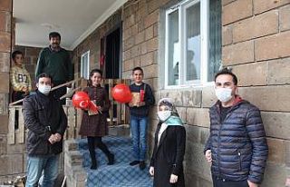 Öğretmenler ev ev dolaşıp öğrencilerine 23 Nisan...