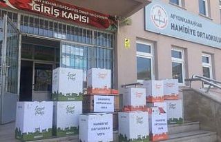 Öğretmenlerden öğrencilerine gıda yardımı