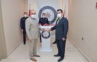 Öğretmenlerden polislere siperlik desteği