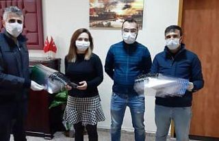 Öğretmenlerden sağlık çalışanlarına maske