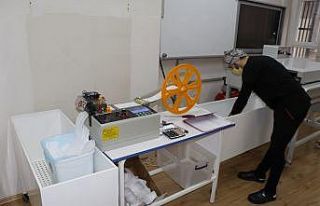 Öğretmenlerden sağlıkçılara maske ve yemek desteği